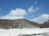 砕石の山と雪